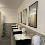 Sociální zařízení – umyvadla a zrcadla