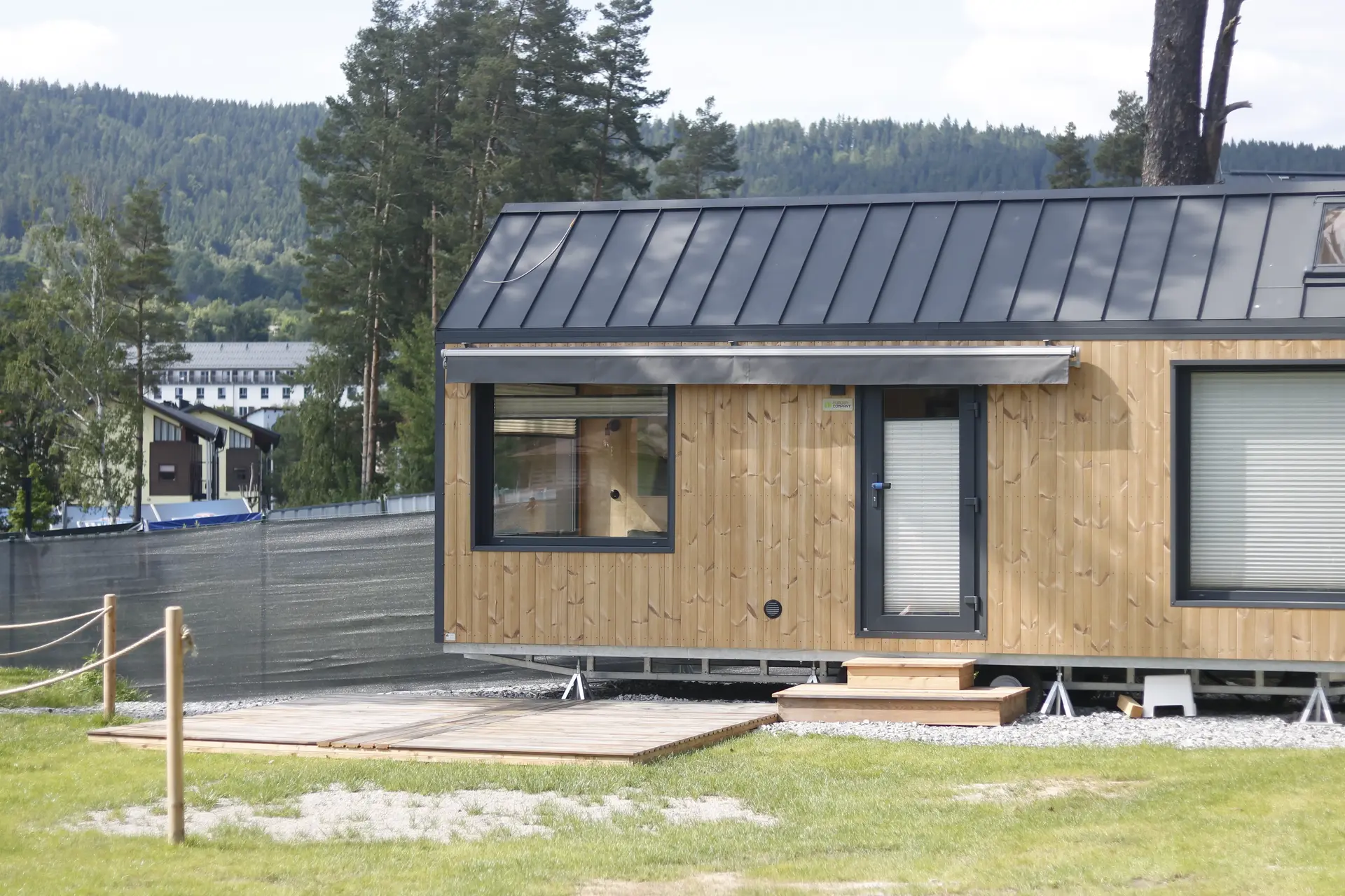 Moderní dřevěná chatka v kempu Lipno