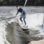 Vodní sporty na Lipně: Plavby, paddleboard, šlapadla a koupání 2026 wakesurfing na Lipně