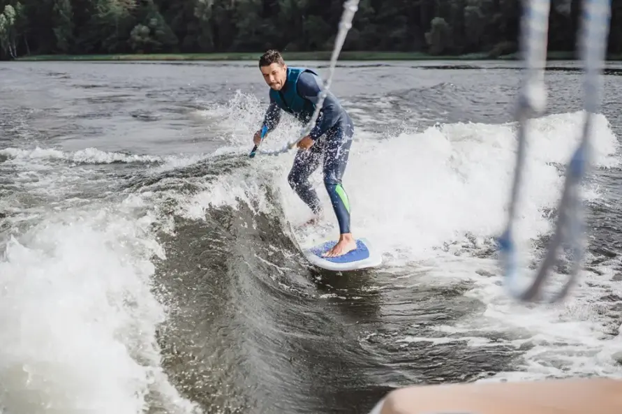 Vodní sporty na Lipně: Plavby, paddleboard, šlapadla a koupání 2026