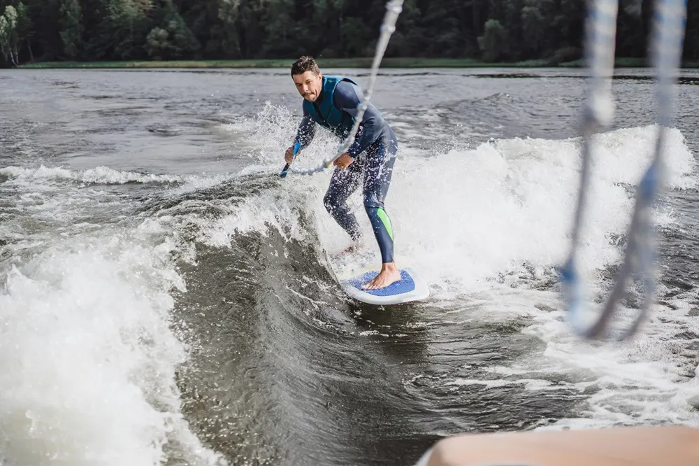 Vodní sporty na Lipně: Plavby, paddleboard, šlapadla a koupání 2026