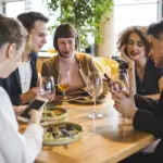 Lidé v restauraci na Lipně